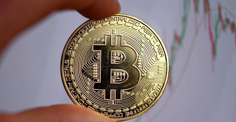 بعد تقليص الرسوم الجمركية.. ما هو سعر عملة “بيتكوين” اليوم الاثنين؟