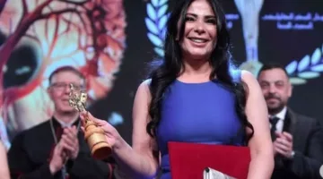 بعد تكريمها بمهرجان الكاثوليكي للسينما.. منى زكي توجه رسالة لفريق عمل «رحلة 404»