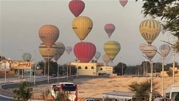 بعد توقف لـ3 أيام.. 2300 سائح يحلقون في سماء الأقصر عبر رحلات البالون الطائر بعد توقف لـ3 أيام.. 2300 سائح يحلقون في سماء الأقصر عبر رحلات البالون الطائر