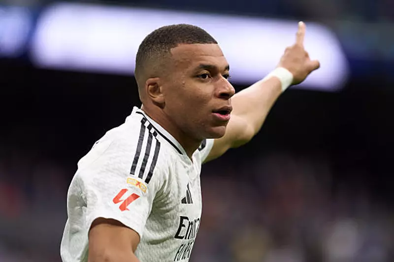 بعد ثنائية سيلتا فيجو.. هدف وحيد يفصل مبابي عن رقم “زامورانو” التاريخي مع ريال مدريد بعد ثنائية سيلتا فيجو.. هدف وحيد يفصل مبابي عن رقم “زامورانو” التاريخي مع ريال مدريد
