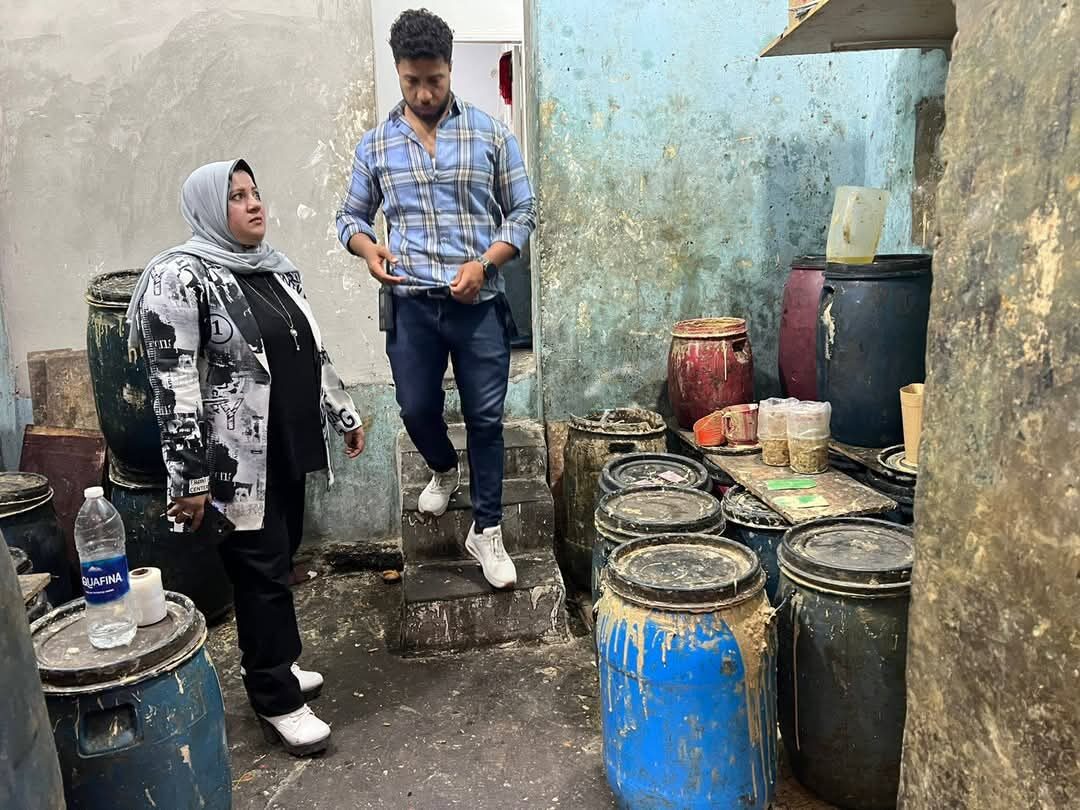 بعد ضبط 1.6 طن طحينة وزيوت فاسدة.. غلق وتشميع مصنع مخالف في الجيزة بعد ضبط 1.6 طن طحينة وزيوت فاسدة.. غلق وتشميع مصنع مخالف في الجيزة