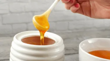بعد فحص عينات العسل الشائعة.. كيف يمكنك التمييز بين العسل الطبيعي والمقلد؟