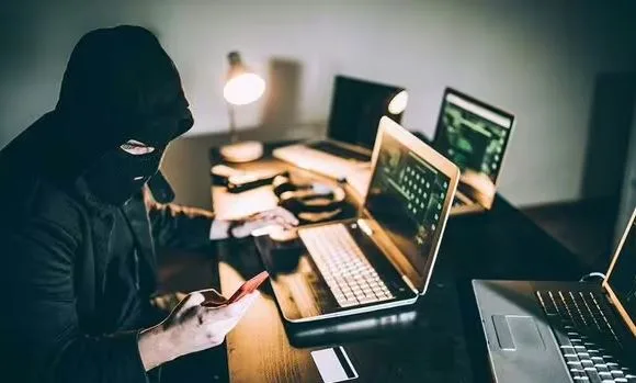 بعد مطالبات بتغليظها.. كيف واجه القانون مرتكبي الجرائم الإلكترونية؟ بعد مطالبات بتغليظها.. كيف واجه القانون مرتكبي الجرائم الإلكترونية؟