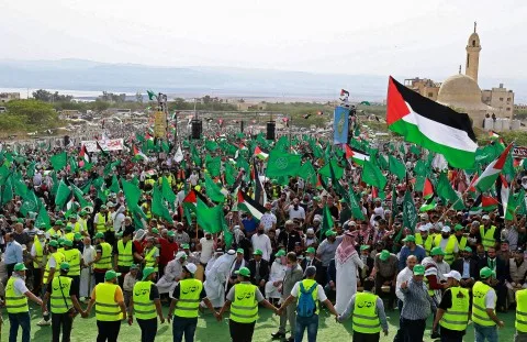 بعد “منع الجماعة”.. من هو “خليفة” الأردن؟ هل يتوجه “الحزب” نحو “انتخابات” تغير القيادة الحالية؟: “استراتيجيات” لتفادي “حل الجبهة” تهيمن على النقاشات وعدة “خيارات” مطروحة أمام “مجلس الشورى”، بينما “التحقيقات” مستمرة. بعد “منع الجماعة”.. من هو “خليفة” الأردن؟ هل يتوجه “الحزب” نحو “انتخابات” تغير القيادة الحالية؟: “استراتيجيات” لتفادي “حل الجبهة” تهيمن على النقاشات وعدة “خيارات” مطروحة أمام “مجلس الشورى”، بينما “التحقيقات” مستمرة.