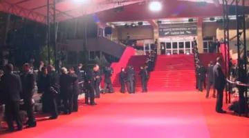 بعد منع العري.. “مهرجان كان السينمائي” يعود إلى الأناقة التقليدية على السجادة الحمراء