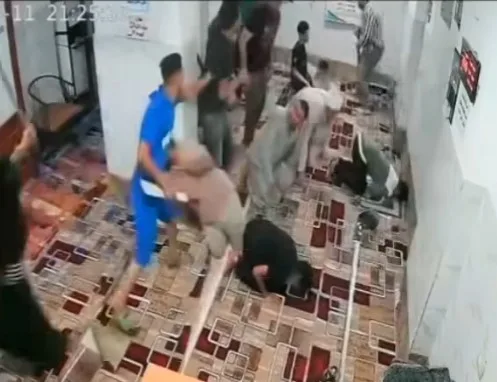 بعد نشر ‘الجمهور’.. القبض على المهاجمين الذين اقتحموا مسجدًا واعتدوا على شخص داخله في السلام بعد نشر ‘الجمهور’.. القبض على المهاجمين الذين اقتحموا مسجدًا واعتدوا على شخص داخله في السلام