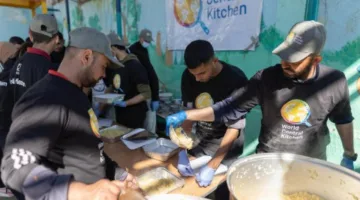 بعد نفاد الإمداد..”المطبخ العالمي” يعجز عن طهي وجبات بغزة