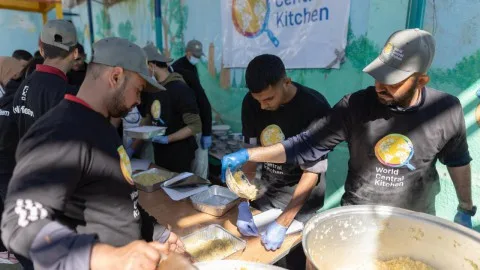 بعد نفاد الإمداد..”المطبخ العالمي” يعجز عن طهي وجبات بغزة بعد نفاد الإمداد..”المطبخ العالمي” يعجز عن طهي وجبات بغزة