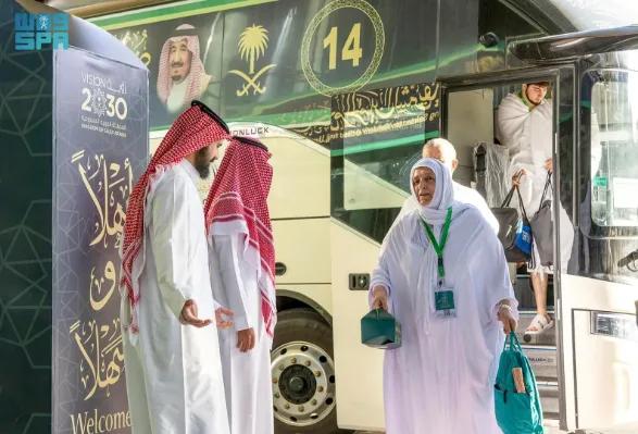 بعد وصول 1300 حاج وحاجة، ضيوف خادم الحرمين الشريفين يؤدون صلاة الجمعة في المسجد الحرام.
