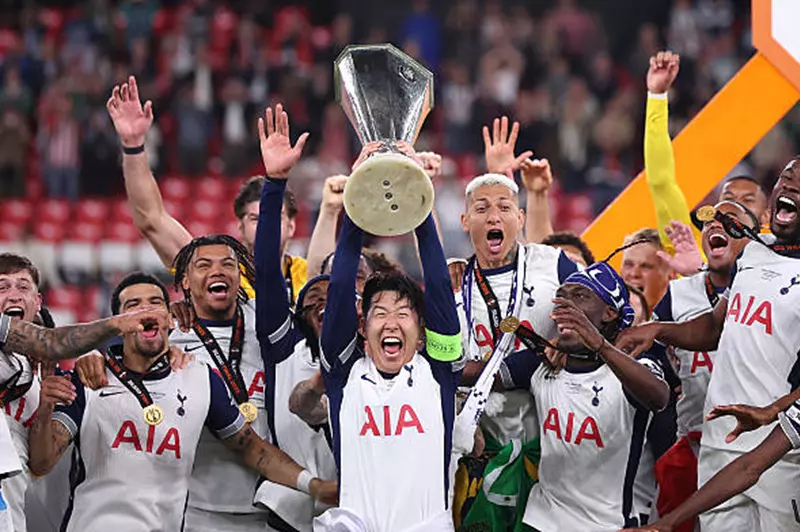 يويفا يقدم اعتذاراً بعد نفاد الميداليات أثناء احتفال توتنهام بالفوز بالدوري الأوروبي يويفا يقدم اعتذاراً بعد نفاد الميداليات أثناء احتفال توتنهام بالفوز بالدوري الأوروبي
