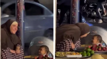 بـ رضا وحب.. فيديو لـ بائعة فاكهة تبتسم لـ صغيرها بعفوية يتصدر التريند