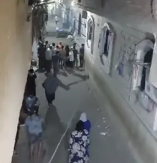 بـ كمامات وسنج وكلاب شرسة.. خناقة شوارع في بولاق الدكرور بـ كمامات وسنج وكلاب شرسة.. خناقة شوارع في بولاق الدكرور