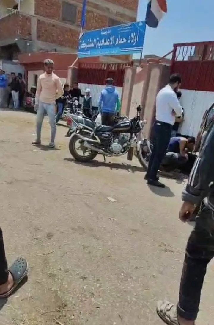 بلطجي يحاول تسلق سور مدرسة في دمياط.. ورد عاجل من «التعليم» بلطجي يحاول تسلق سور مدرسة في دمياط.. ورد عاجل من «التعليم»
