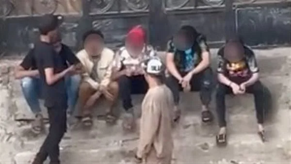 بلطجية يروعون المواطنين بأسلحة حادة في منطقة ملاعب بلاك ستار بفيصل بلطجية يروعون المواطنين بأسلحة حادة في منطقة ملاعب بلاك ستار بفيصل