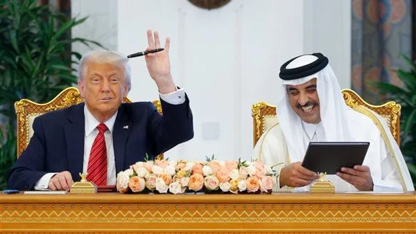 بمبلغ 200 مليار دولار، أمير قطر يبرم أكبر صفقة لشراء طائرات حربية من بوينغ مع ترامب. بمبلغ 200 مليار دولار، أمير قطر يبرم أكبر صفقة لشراء طائرات حربية من بوينغ مع ترامب.