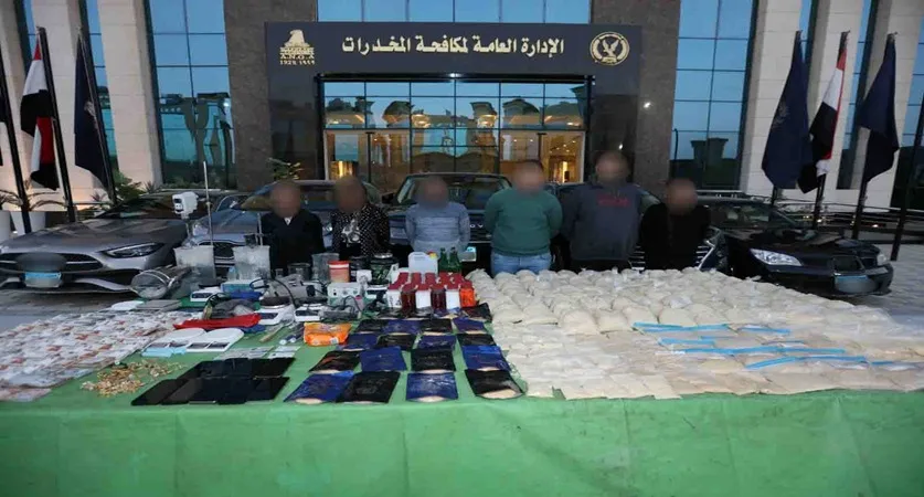 بمليار جنيه ونصف.. القصة الكاملة لسقوط 26 متهما في أخطر عصابات الحشيش الاصطناعي بمليار جنيه ونصف.. القصة الكاملة لسقوط 26 متهما في أخطر عصابات الحشيش الاصطناعي