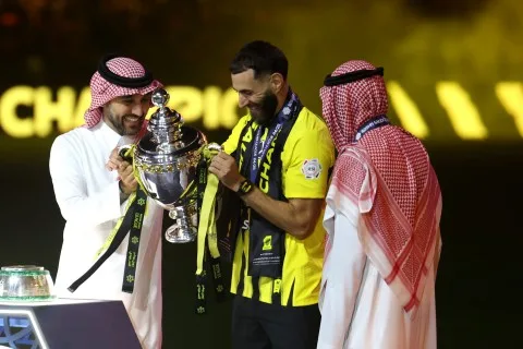 بنزيما يُتوج بجائزة أفضل لاعب في الموسم بالدوري السعودي