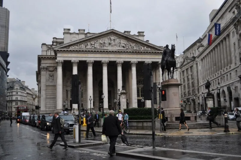 بنك إنجلترا يخفض أسعار الفائدة 25 نقطة أساس إلى 4.25%
