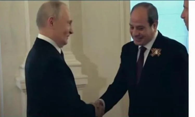 بوتين يستقبل الرئيس السيسي في الساحة الحمراء بموسكو بوتين يستقبل الرئيس السيسي في الساحة الحمراء بموسكو