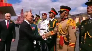 بوتين يصافح القوات المصرية المشاركة في احتفالات عيد النصر بموسكو