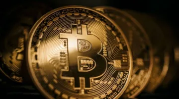 بيتكوين تتجاوز الـ100 ألف دولار لأول مرة منذ فبراير 2025