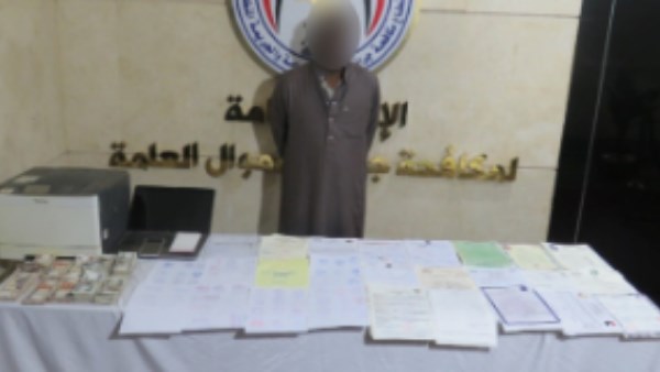 بيقلد الأختام الحكومية .. القبض على مزور الأوراق الرسمية بالجيزة بيقلد الأختام الحكومية .. القبض على مزور الأوراق الرسمية بالجيزة