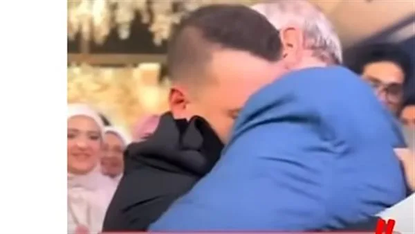 بيقولولي إني شبهك.. مشهد رائع بين أب وابنه في ليلة العمر (فيديو) بيقولولي إني شبهك.. مشهد رائع بين أب وابنه في ليلة العمر (فيديو)
