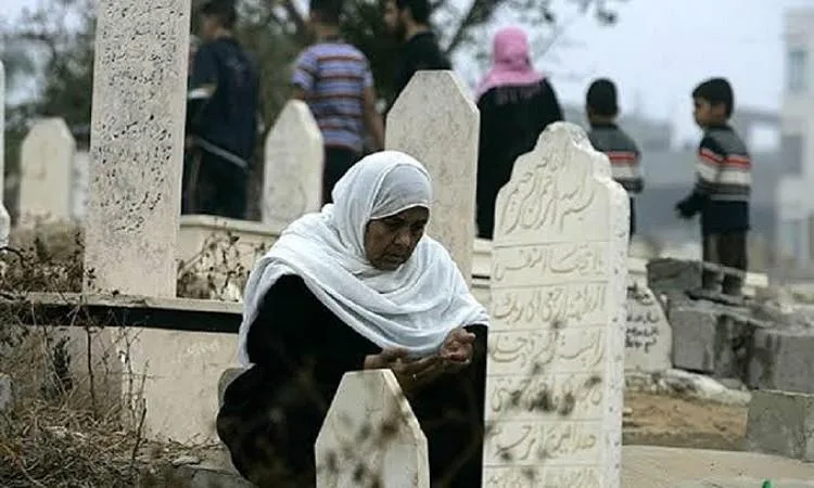 تتحدث مع زوجها المتوفى عندما تزور قبره.. هل يجوز ذلك ؟ تتحدث مع زوجها المتوفى عندما تزور قبره.. هل يجوز ذلك ؟