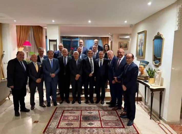 وزير الخارجية يتناول مع رجال الأعمال ورؤساء البنوك المغربية سُبل تعزيز الاستثمارات المغربية في مصر. وزير الخارجية يتناول مع رجال الأعمال ورؤساء البنوك المغربية سُبل تعزيز الاستثمارات المغربية في مصر.