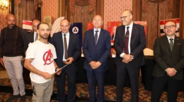 تنفيذا لتوجيهات الرئيس.. وزير العمل ومحافظ القاهرة يُسلمان عقود عمل جديدة لذوي همم بشركات القطاع الخاص