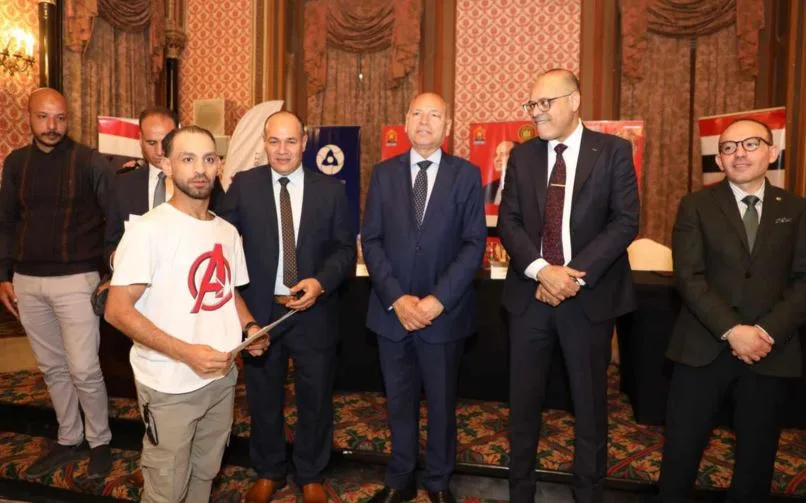 تنفيذا لتوجيهات الرئيس.. وزير العمل ومحافظ القاهرة يُسلمان عقود عمل جديدة لذوي همم بشركات القطاع الخاص تنفيذا لتوجيهات الرئيس.. وزير العمل ومحافظ القاهرة يُسلمان عقود عمل جديدة لذوي همم بشركات القطاع الخاص