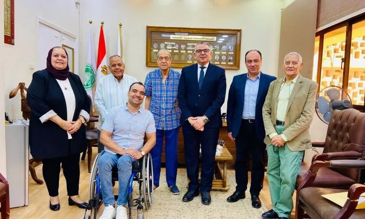 تجارة عين شمس تكرّم البطل العالمي هيثم عبد الشافي تقديراً لإنجازاته في السباحة تجارة عين شمس تكرّم البطل العالمي هيثم عبد الشافي تقديراً لإنجازاته في السباحة