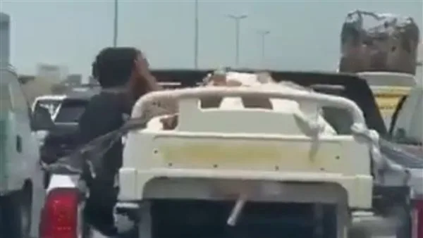 تحت أشعة الشمس: فيديو لامرأة مريضة تُنقل في سيارة مفتوحة بالعراق يثير الجدل تحت أشعة الشمس: فيديو لامرأة مريضة تُنقل في سيارة مفتوحة بالعراق يثير الجدل