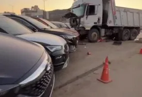 تحطيم 11 سيارة.. «تريلا» تقتحم معرض سيارات في القطامية – صور