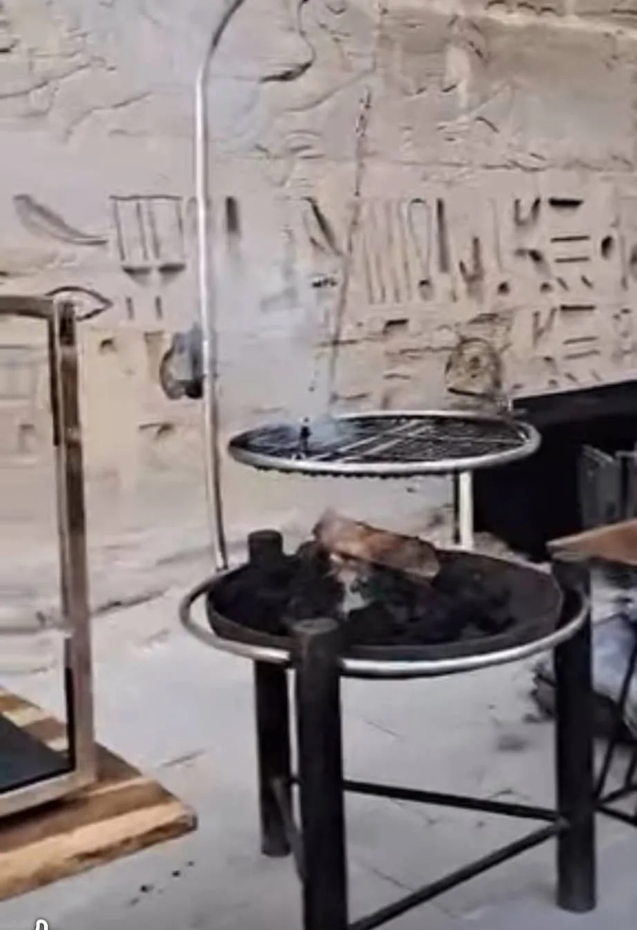 تخص حفل مصمم أزياء.. مصدر بالآثار يكشف حقيقة الصور المتداولة لشوي لحمة داخل معبد مدينة هابو تخص حفل مصمم أزياء.. مصدر بالآثار يكشف حقيقة الصور المتداولة لشوي لحمة داخل معبد مدينة هابو