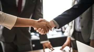 تراجع عدد صفقات الدمج والاستحواذ العالمية لأدنى مستوياتها في 20 عامًا