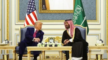 ترامب في السعودية: لماذا لم يتناول قهوتها ولماذا اختار ربطة عنق بنفسجية؟ غياب الملك السعودي وغياب زوجته وعائلته عن الزيارة. توقعات بعرض صفقات تفوق 100 مليار، وما الذي تريده الرياض منه، وهل سيكون لديه تفضيل للدوحة بعد هديتها “الطائرة”؟