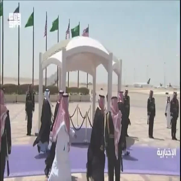 ترامب يصل الرياض في زيارته الخارجية الأولى واستقبال ولي العهد في الصفوف الأمامية ترامب يصل الرياض في زيارته الخارجية الأولى واستقبال ولي العهد في الصفوف الأمامية
