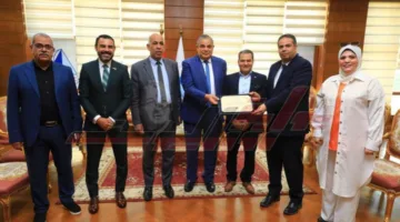 تسليم شهادة اعتماد برنامج علم النفس الاكلينكي بكلية الأداب بكفر الشيخ