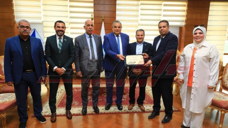 تسليم شهادة اعتماد برنامج علم النفس الاكلينكي بكلية الأداب بكفر الشيخ تسليم شهادة اعتماد برنامج علم النفس الاكلينكي بكلية الأداب بكفر الشيخ