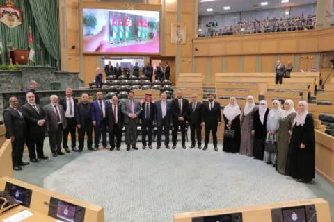 تشريع مفاجئ من كتلة الإسلاميين في البرلمان الأردني: مشروع قانون للعفو العام يظهر أمام الكاميرات في عيد الاستقلال، والحكومة قد ترفضه لأسباب مالية، والعرموطي يسلم الوثيقة إلى الصفدي.