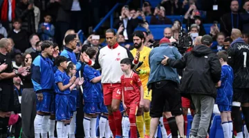 تشيلسي يُقيم ممرًا شرفيًا لليفربول بعد تتويجه بلقب الدوري الإنجليزي (فيديو وصور)