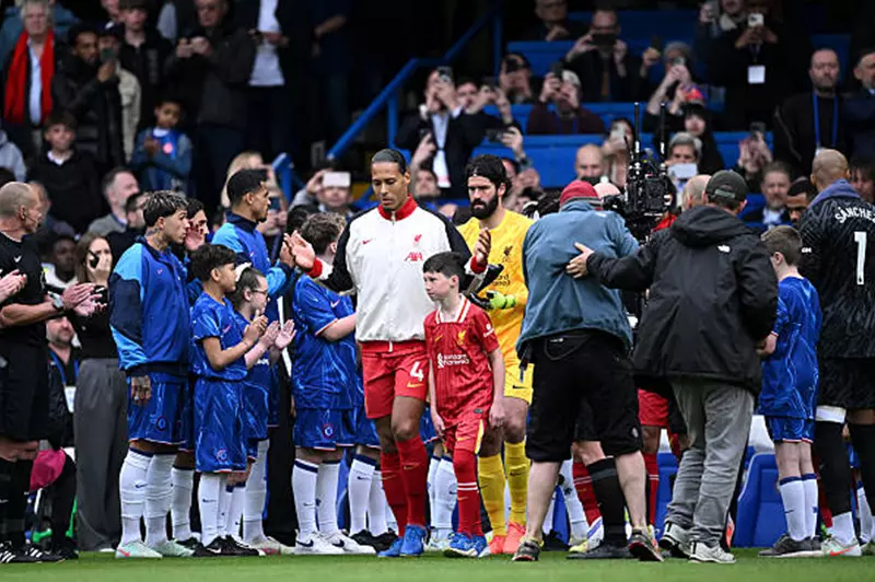 تشيلسي يُقيم ممرًا شرفيًا لليفربول بعد تتويجه بلقب الدوري الإنجليزي (فيديو وصور) تشيلسي يُقيم ممرًا شرفيًا لليفربول بعد تتويجه بلقب الدوري الإنجليزي (فيديو وصور)