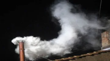 تصاعد الدخان الأبيض.. الكرادلة الكاثوليك ينتخبون البابا الجديد