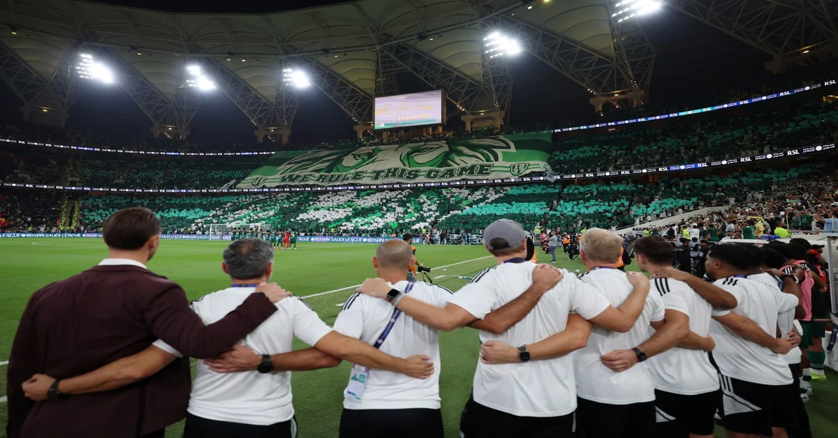الأهلي السعودي يتيح لجماهيره الفرصة لتحديد الشعار الجديد الأهلي السعودي يتيح لجماهيره الفرصة لتحديد الشعار الجديد