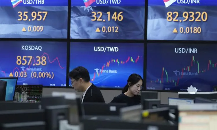 تفاوت الأسواق الآسيوية بسبب تهديدات ترامب بفرض رسوم على الهواتف الذكية تفاوت الأسواق الآسيوية بسبب تهديدات ترامب بفرض رسوم على الهواتف الذكية