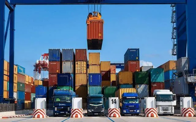 تقلص العجز في الميزان التجاري بنسبة 29.1% ليصل إلى 2.33 مليار دولار في فبراير. تقلص العجز في الميزان التجاري بنسبة 29.1% ليصل إلى 2.33 مليار دولار في فبراير.