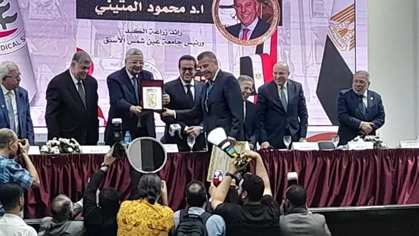 تكريم الدكتور محمود المتيني والدكتور أسامة حمدي في احتفالية يوم الطبيب تكريم الدكتور محمود المتيني والدكتور أسامة حمدي في احتفالية يوم الطبيب