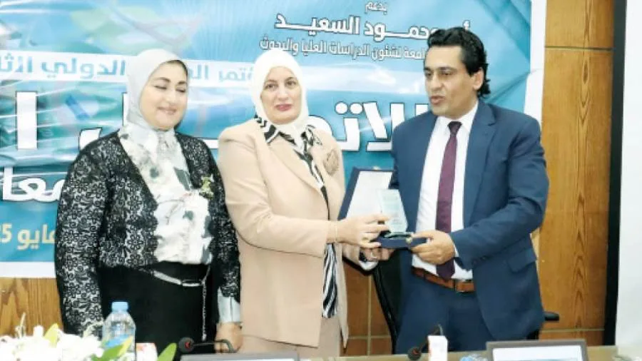 تكريم الكاتب الصحفى أيمن عبدالمجيد فى المؤتمر الدولى الثلاثين للاتصال الصحى تكريم الكاتب الصحفى أيمن عبدالمجيد فى المؤتمر الدولى الثلاثين للاتصال الصحى