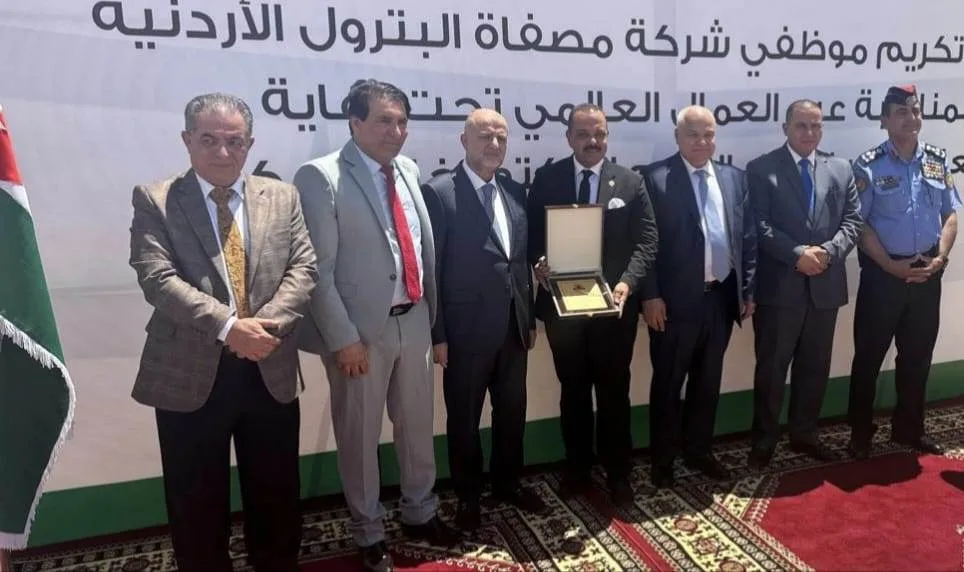 تكريم رئيس نقابة المرافق العامة لتعزيز العلاقات الثنائية على مستوى المنظمات النقابية تكريم رئيس نقابة المرافق العامة لتعزيز العلاقات الثنائية على مستوى المنظمات النقابية